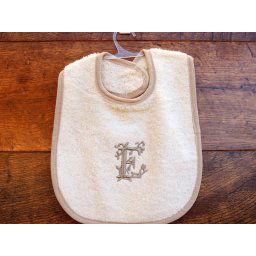 Babero bebé letra E