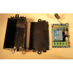 Interruptor/relé accionable de forma inalámbrica por mando RC-80 (12V)