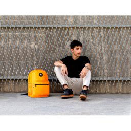 Mochila antartik con asa y bolsillo frontal con cremallera color mostaza 320x140x430 mm