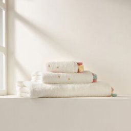 El Corte Inglés - Mini Home Toalla de baño infantil algodón 450 gr/m2 Valentine Mini Home - El Corte Inglés. Blanco Lavabo