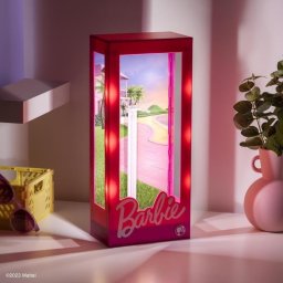Luz nocturna Paladone Barbie Doll Display Case rosa USB y batería AA