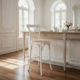 TABURETE ALTO EN MADERA DE ABEDUL COLOR BLANCO Y ASIENTO EN RATAN