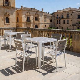 MESA metal blanco, tablero polywood gris, 80 x 80 cms.