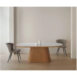 Mesa comedor oval chapada en roble con sobre cerámico blanco calacatta