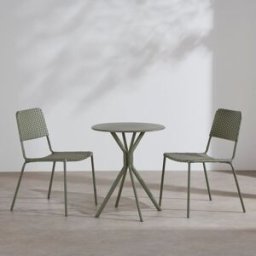 Maisons du Monde Conjunto de exterior de mesa de acero y 2 sillas apilables verdes