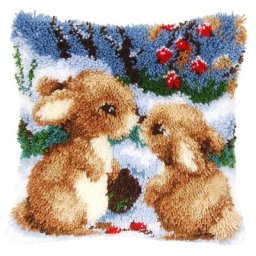 Devant de coussin au point noué ""lapins en hiver