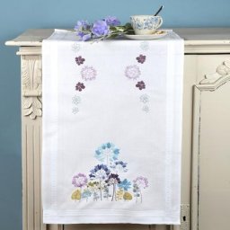 Chemin de table à broder ""fleurs pastel