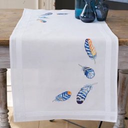Chemin de table à broder ""plumes bleues