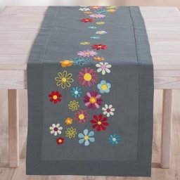 Chemin de table à broder ""fleurs rétro
