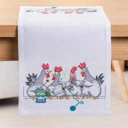 Chemin de table à broder ""poules tricoteuses