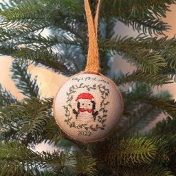 Kit broderie boules de Noël ""premier Noël