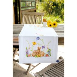 Chemin de table à broder ""lapins au printemps