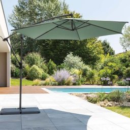 Parasol déporté rond Manoa Vert olive Gris quartz Hespéride
