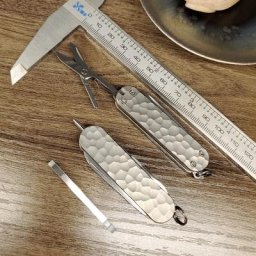 Échelles en alliage de titane sur mesure avec fente pour stylo à bille couteau de l'armée suisse