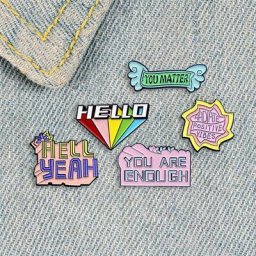 XEDZ – broche de dessin animé ailes d'ange en métal émail couleur Kaleidoscope Badge de texte