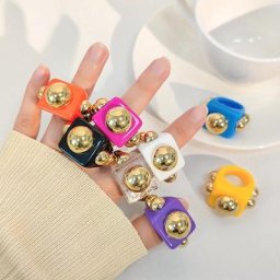 Bague carrée exagérée en acrylique avec décor de rivet pour femme matiques géométriques larges