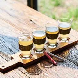 Ensemble de 4 tasses à bière avec plateau en bois et trompette tasse en verre de fête avec