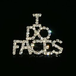 Broche à revers en strass fait à la main ""I Do Faces"" avec mots cadeau Unique bijoux et