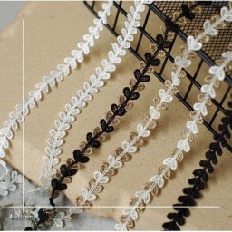 Tissu de garniture de ruban de dentelle de cuir chevelu de coeur de broderie soluble dans l'eau pour
