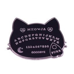 Cette broche Ouija Cat avec Kawaii Spiritboard Witch Aesthetic vous souhaite une bonne nuit.