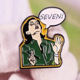 Broche de série télévisée de dessin animé Monica SEVEN Friends Badges métalliques en émail broches