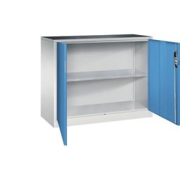 C+P Armoire d'atelier hauteur bureau à portes battantes, largeur x profondeur 1200 x 500 mm, gris clair / bleu clair