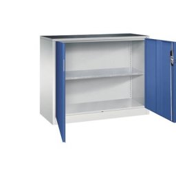 C+P Armoire d'atelier hauteur bureau à portes battantes, largeur x profondeur 1200 x 500 mm, gris clair / bleu gentiane
