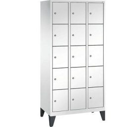 C+P Armoire à casiers sur pieds CLASSIC, 3 compartiments, 5 casiers chacun, largeur compartiments 300 mm, blanc trafic