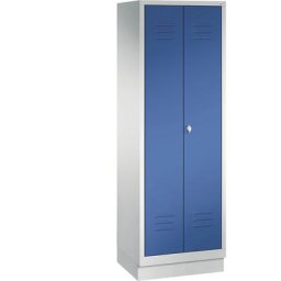 C+P Armoire de rangement sur socle CLASSIC avec portes fermant l'une contre l'autre, 1 compartiment, largeur compartiment 600 mm, gris clair / bleu gentiane