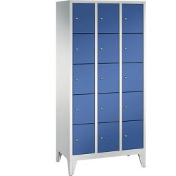 C+P Armoire à casiers sur pieds CLASSIC, 3 compartiments, 5 casiers chacun, largeur compartiments 300 mm, gris clair / bleu gentiane
