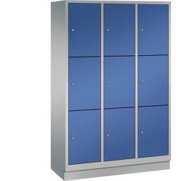 C+P Armoire à casiers sur socle CLASSIC, 3 compartiments, 3 casiers chacun, largeur compartiments 400 mm, aluminium / bleu gentiane