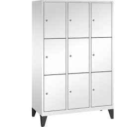 C+P Armoire à casiers sur pieds CLASSIC, 3 compartiments, 3 casiers chacun, largeur compartiments 400 mm, blanc trafic