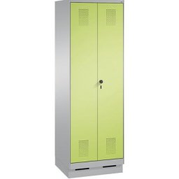 C+P Armoire de ménage et d'entretien EVOLO, cloison médiane raccourcie, 6 patères, compartiments 2 x 300 mm, avec socle, aluminium / vert