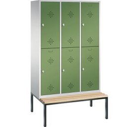 C+P Penderie CLASSIC avec banc inférieur, à deux étages, 3 compartiments, 2 casiers chacun, largeur compartiments 400 mm, gris clair / vert réséda