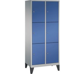 C+P Armoire à casiers sur pieds CLASSIC, 2 compartiments, 3 casiers chacun, largeur compartiments 400 mm, aluminium / bleu gentiane