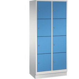 C+P Armoire à casiers sur socle CLASSIC, 2 compartiments, 4 casiers chacun, largeur compartiments 400 mm, gris clair / bleu clair
