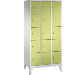 C+P Armoire à casiers sur pieds CLASSIC, 3 compartiments, 5 casiers chacun, largeur compartiments 300 mm, gris clair / vert viridin