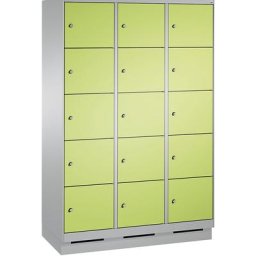 C+P Armoire à casiers sur socle EVOLO, 3 compartiments, 5 casiers chacun, largeur compartiments 400 mm, aluminium / vert