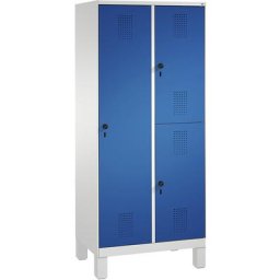 C+P Armoire combinée EVOLO, à un et deux étages, 2 compartiments, 3 portes, largeur compartiments 400 mm, avec pieds, gris clair / bleu gentiane