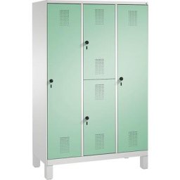 C+P Armoire combinée EVOLO, à un et deux étages, 3 compartiments, 4 portes, largeur compartiments 400 mm, avec pieds, gris clair / vert clair