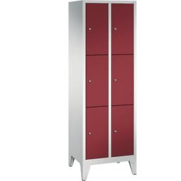 C+P Armoire à casiers sur pieds CLASSIC, 2 compartiments, 3 casiers chacun, largeur compartiments 300 mm, gris clair / rouge rubis