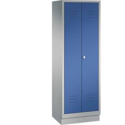C+P Armoire de rangement sur socle CLASSIC avec portes fermant l'une contre l'autre, 1 compartiment, largeur compartiment 600 mm, aluminium / bleu gentiane