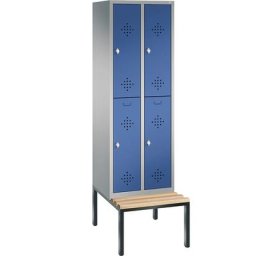 C+P Penderie CLASSIC avec banc inférieur, à deux étages, 2 compartiments, 2 casiers chacun, largeur compartiments 300 mm, aluminium / bleu gentiane