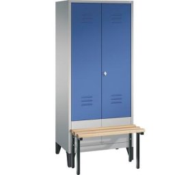 C+P Penderie CLASSIC avec banc frontal et portes fermant l'une contre l'autre, 2 compartiments, largeur compartiments 400 mm, aluminium / bleu gentiane