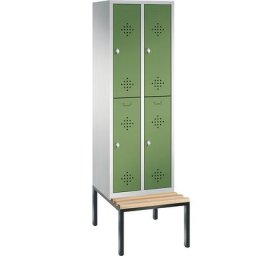 C+P Penderie CLASSIC avec banc inférieur, à deux étages, 2 compartiments, 2 casiers chacun, largeur compartiments 300 mm, gris clair / vert réséda