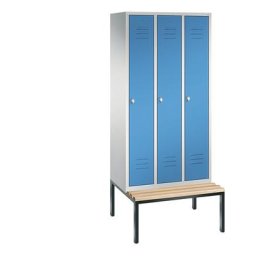 C+P Vestiaire CLASSIC avec banc monté en dessous, 3 compartiments, largeur compartiments 300 mm, gris clair / bleu clair