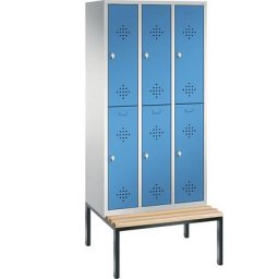 C+P Penderie CLASSIC avec banc inférieur, à deux étages, 3 compartiments, 2 casiers chacun, largeur compartiments 300 mm, gris clair / bleu clair
