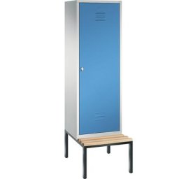 C+P Penderie CLASSIC avec banc inférieur, porte au-dessus de 2 compartiments, 2 compartiments, largeur compartiments 300 mm, gris clair / bleu clair