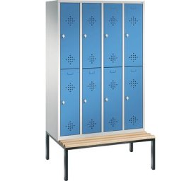 C+P Penderie CLASSIC avec banc inférieur, à deux étages, 4 compartiments, 2 casiers chacun, largeur compartiments 300 mm, gris clair / bleu clair