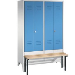 C+P Penderie CLASSIC avec banc frontal et portes fermant l'une contre l'autre, 4 compartiments, largeur compartiments 300 mm, gris clair / bleu clair